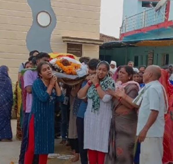 तीन बेटियों ने अपने पिता को दिया कंधा और दी मुखाग्नि