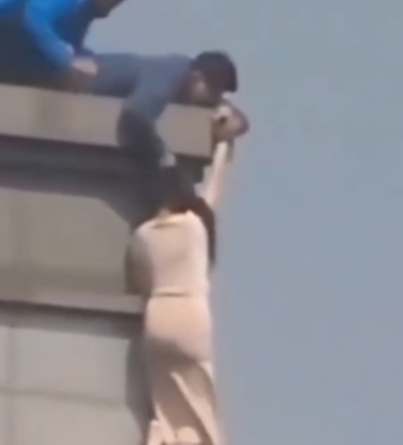 गंगनम स्टेशन पर नाटकीय बचाव: युवती को 20वीं मंजिल से कूदने से बचाया गया! देखिये पुरा वीडियो…