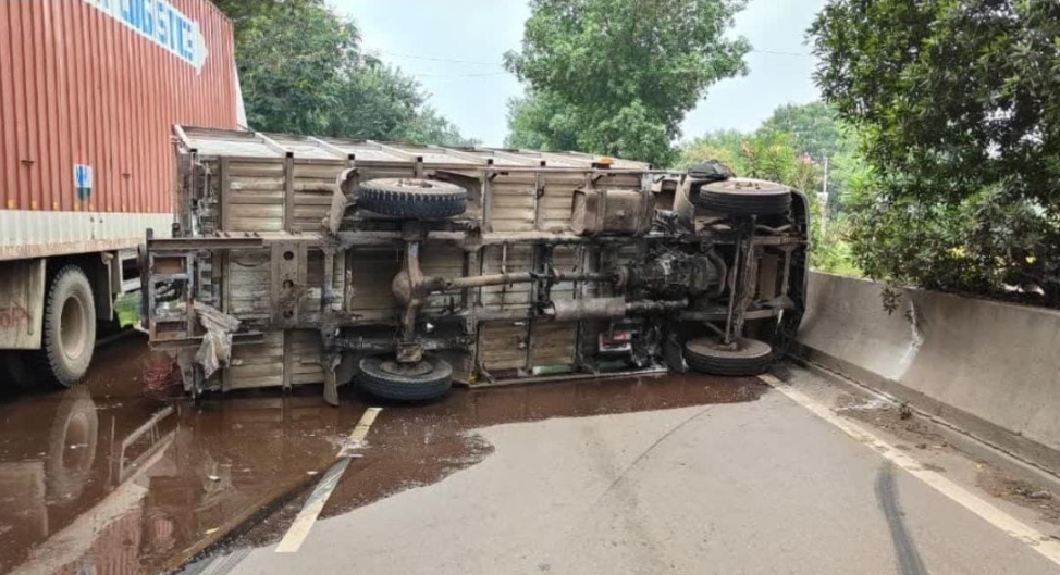 भिलाई में हादसे से हड़कंप: खारुन ग्रीन कॉलोनी के पास पलटा केमिकल टैंकर