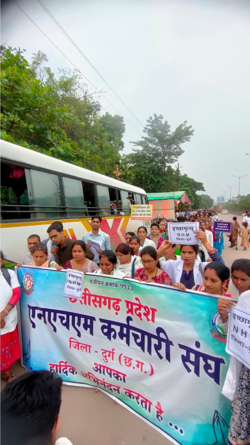 “सरकारी दमन के खिलाफ भड़के एनएचएम कर्मी, कलेक्टर को सौंपा ज्ञापन”